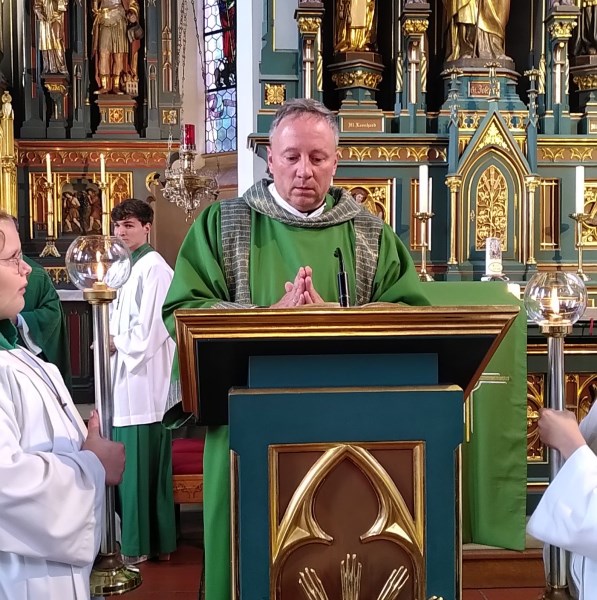 Diakon Dr. Marc Stegherr liest das Evangelium