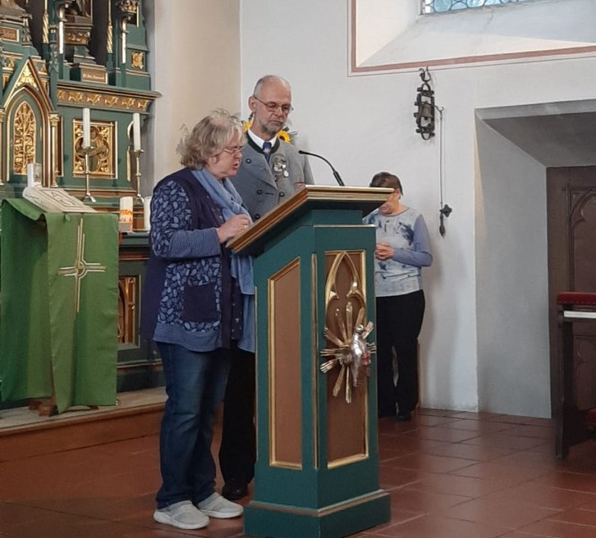 Dekanatsratsvorsitzende Christine Schmid und Sepp Sperr lesen die Fürbitten