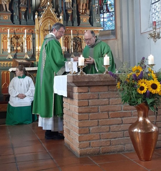 Diakon Alfred Stadler und Dekan Klaus Vogl bei der Gabenbereitung