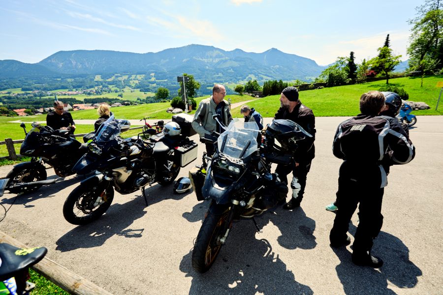 Motorradfahrer auf der Wallfahrt der Motorradseelsorge im Juli 1945