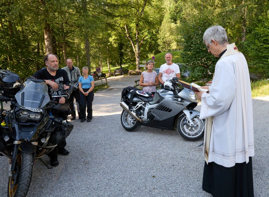 Gebet mit den Motorradfahrern auf der Pilgerreise der Motorradseelsorge