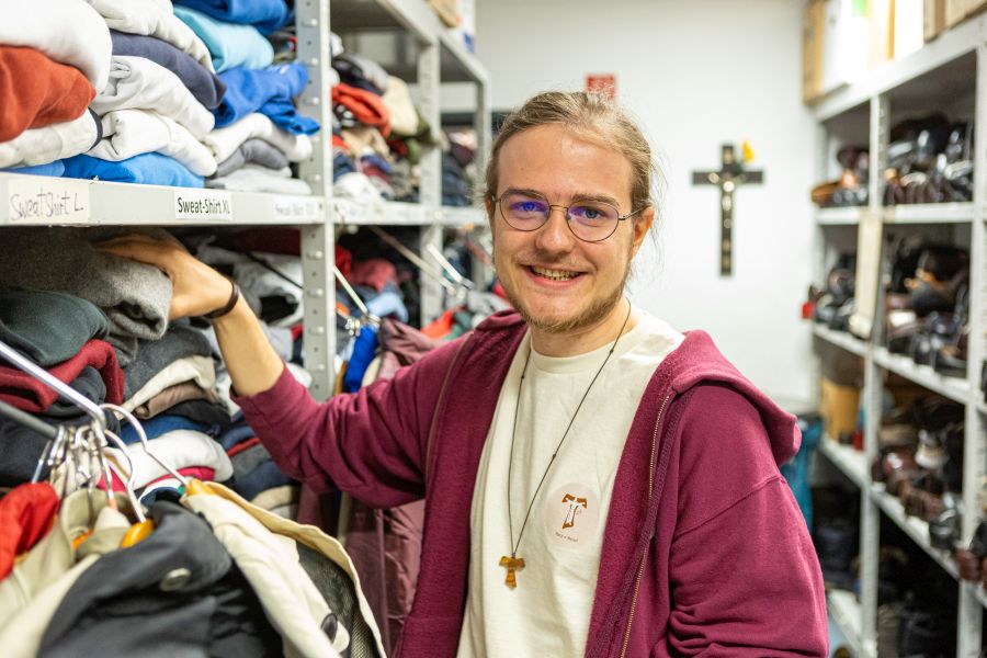 Praktikant Florian Meidinger in der Kleiderkammer von Sankt Bonifaz