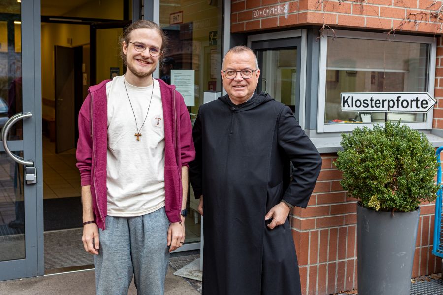Praktikant Florian Meidinger und der Prior Frater Emmanuel Rother von Sankt Bonifaz
