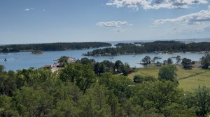 Blick vom Aussichtsturm auf die Schäreninseln des Naturreservats Stendörren bei Nyköping in Schweden