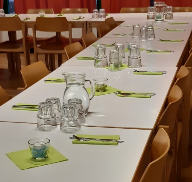 Der Tisch zur Sonntagsmensa ist fein gedeckt