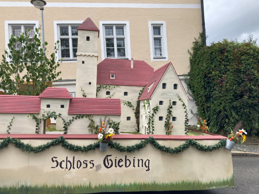 Kircherl-Wallfahrt 007 Schloss Giebing