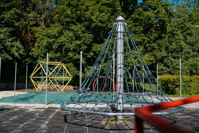 Kletterpyramide aus Seilen im Garten der Kita Maria Schutz