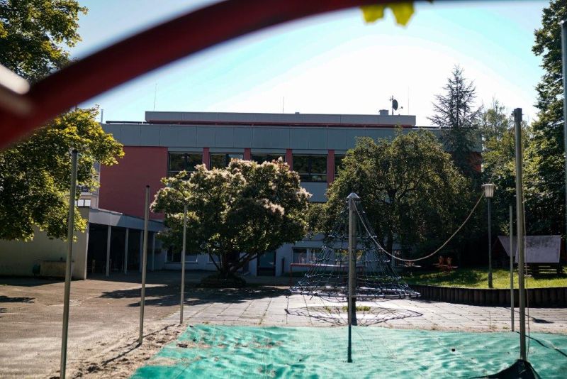 Sandspielplatz mit Blick auf das Kitagebäude der Kita Maria Schutz