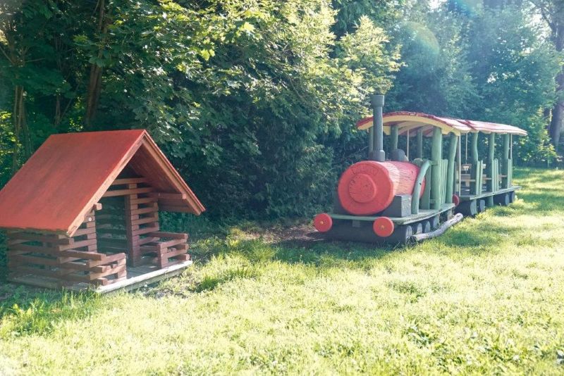 Holzzug mit Bahnhofhäuschen im Garten der Kita Maria Schutz