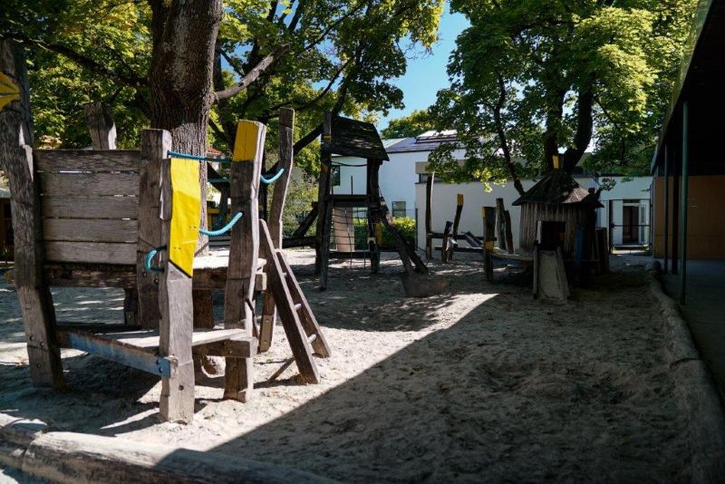 Holzklettergerüst und Sandkasten im Garten der Kita St. Hildegard