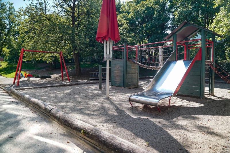 Breite Rutsche am Holzkletterhaus mit Hängebrücke im Garten der Kita St. Lukas