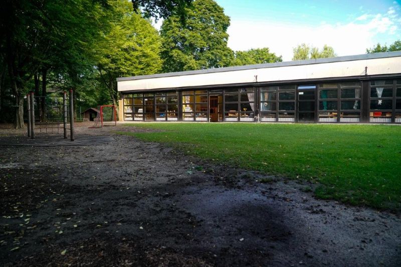 Bungalowbau der Kita St. Markus und Klettergerüst im Garten