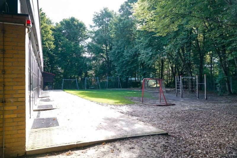 Blick in den Garten der Kita St. Markus mit Schaukeln und Klettergerüsten
