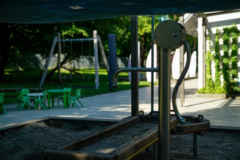 Wasserpumpe im Sandkasten, Garten in der Kita St. Quirin
