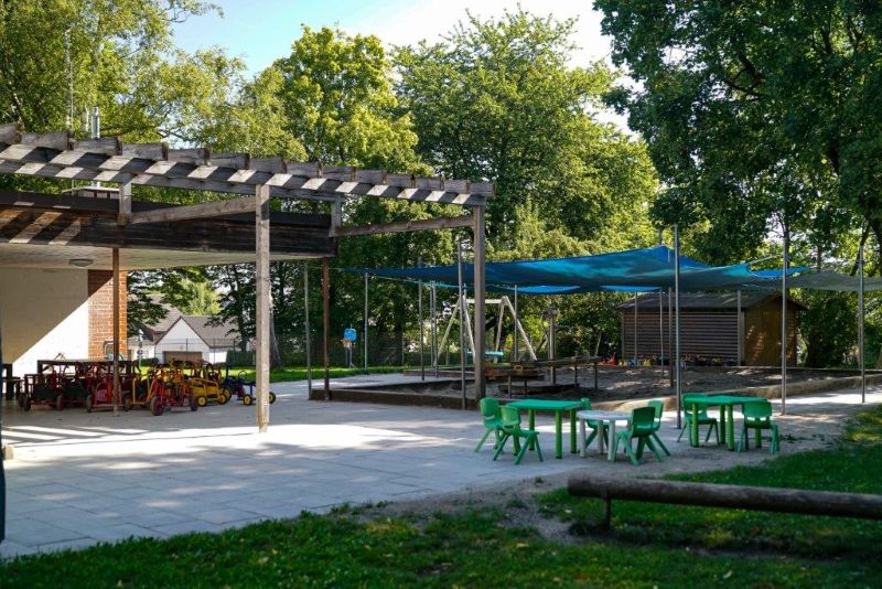 Außenspielbereich, überdachter Sandkasten, Terrasse in der Kita St. Quirin