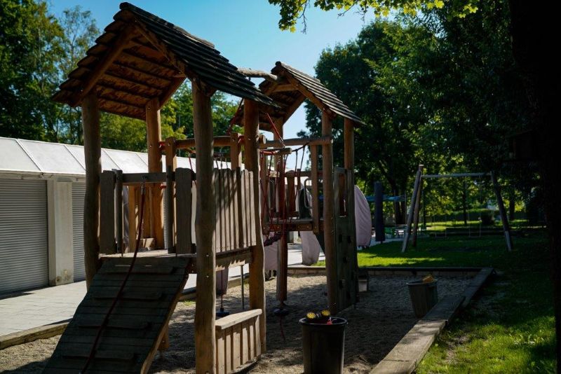 Holzklettertürme mit Hängebrücke im Garten der Kita St. Quirin