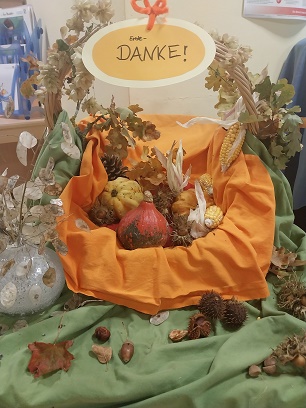 Schön geschmückter Tisch mit Blumen und Zierfrüchten