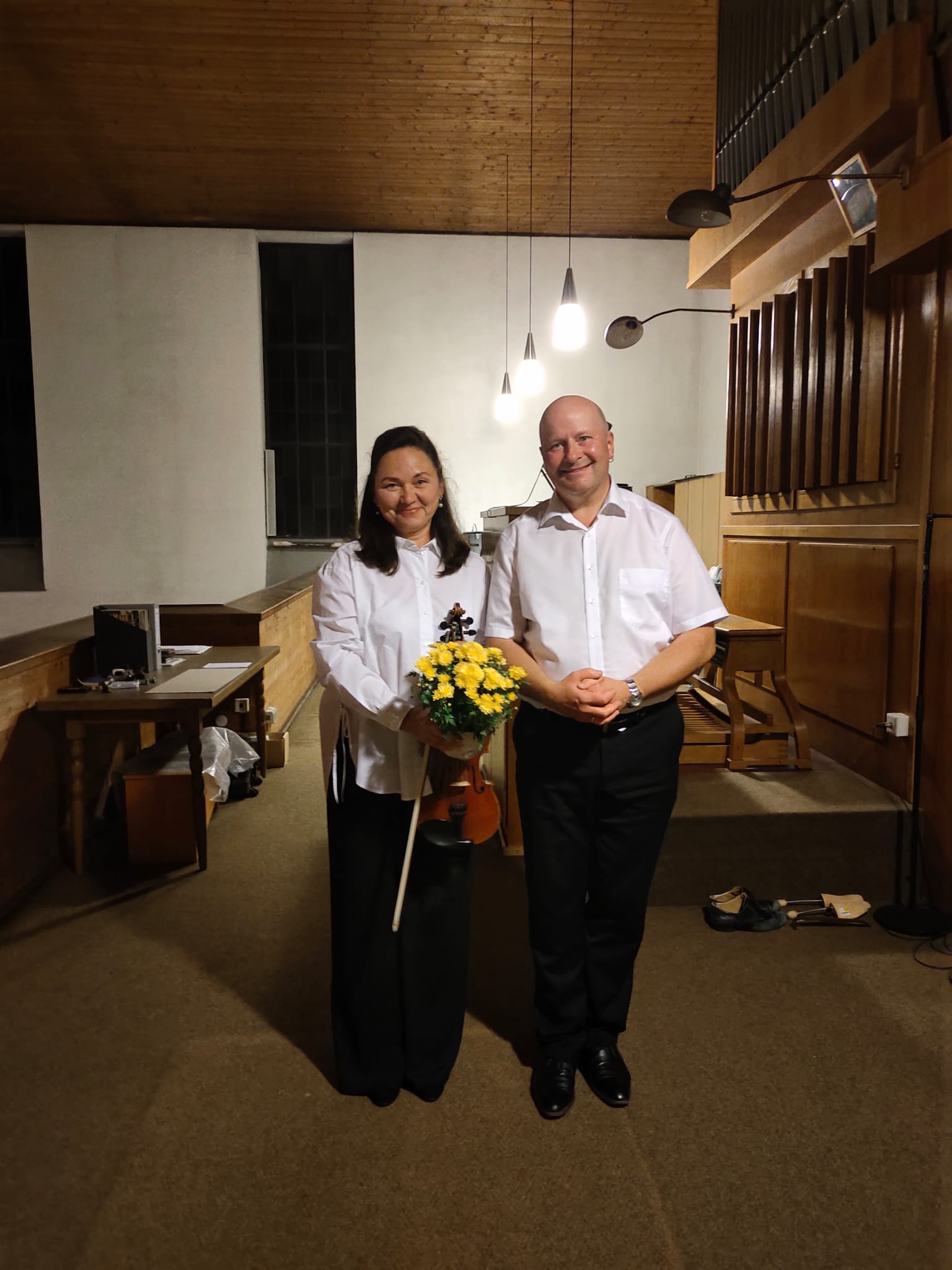 Die beiden Künstler Inna Bikkuzhyna und Kirchenmusiker Herbert Weß
