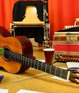 Musikinstrumente Gitarre, Akkordeon und Klarinette