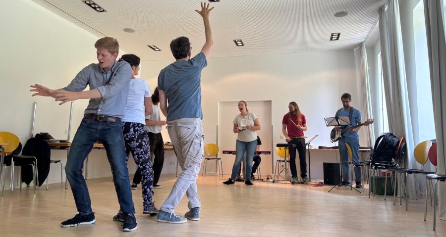 Proben zu dem Theaterstück "Welcome to Paradise" mit Schauspielern, Sängern und Musikern