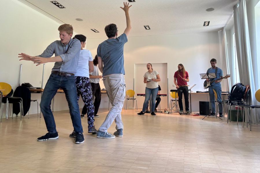 Probe zu dem Theaterstück "Welcome to Paradise" mit Schauspielern, Sängern und Musikern