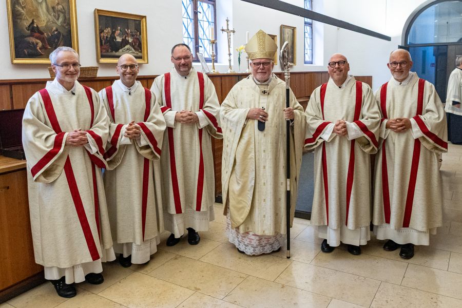 Kardinal Reinhard Marx mit den frisch geweihten Ständigen Diakonen in der Münchner Frauenkirche