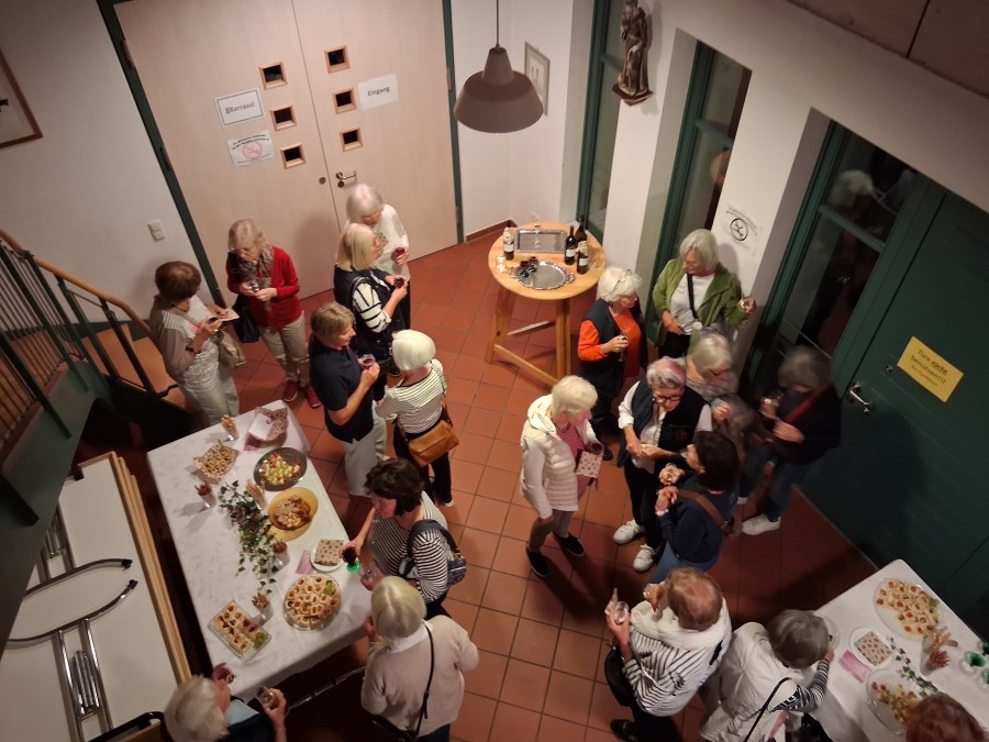 Anregende Gespräche im Foyer des Pfarrheims