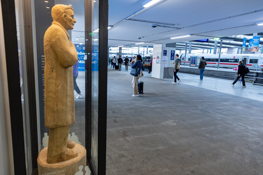 Pater Rupert Mayer am Münchner Hauptbahnhof