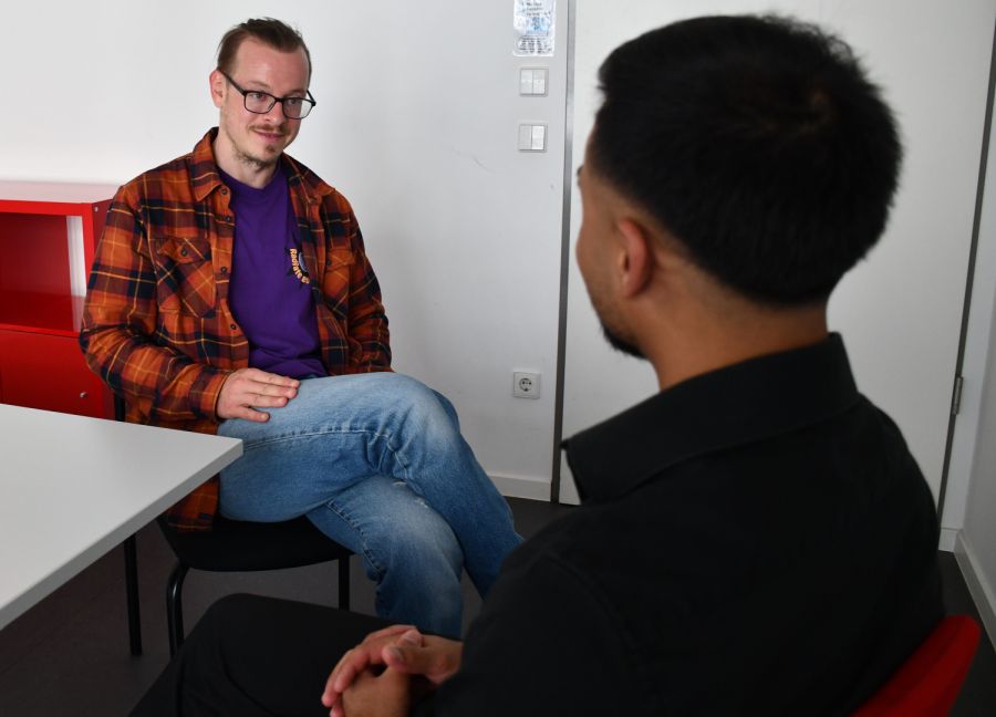 Nicolas Büechl von Neue UfeR (NUR) - Psychosoziale Beratung für Geflüchtete beim Beratungsgespräch mit einem Klienten