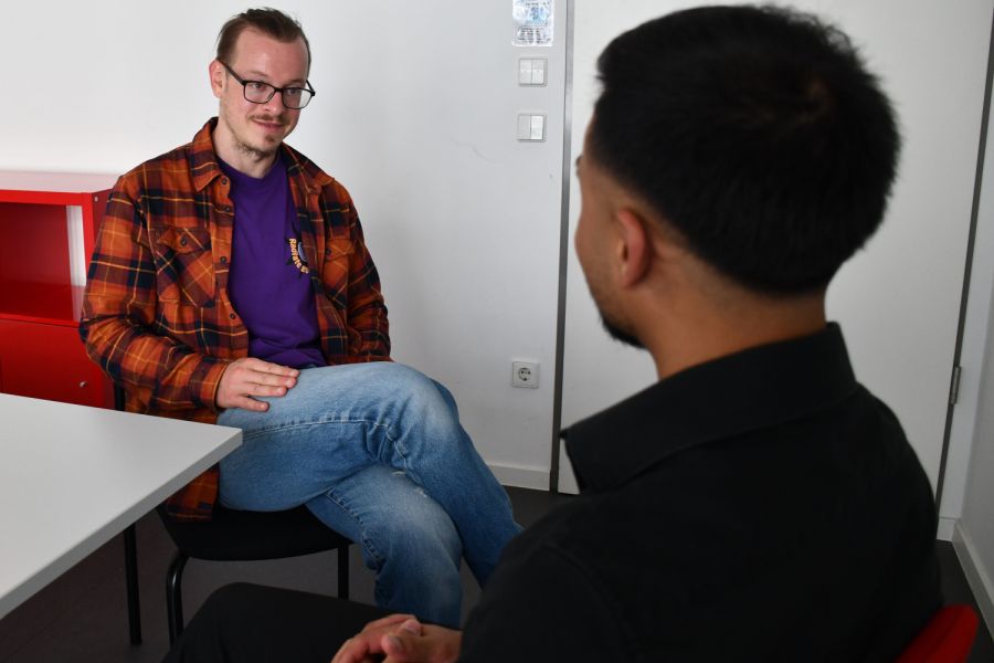 Nicolas Büechl von Neue UfeR (NUR) - Psychosoziale Beratung für Geflüchtete im Beratungsgespräch mit einem Klienten