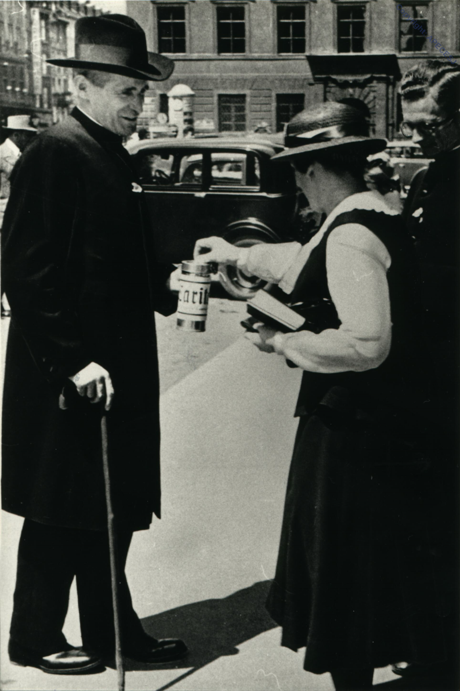 Pater Rupert Mayer bei der Caritassammlung