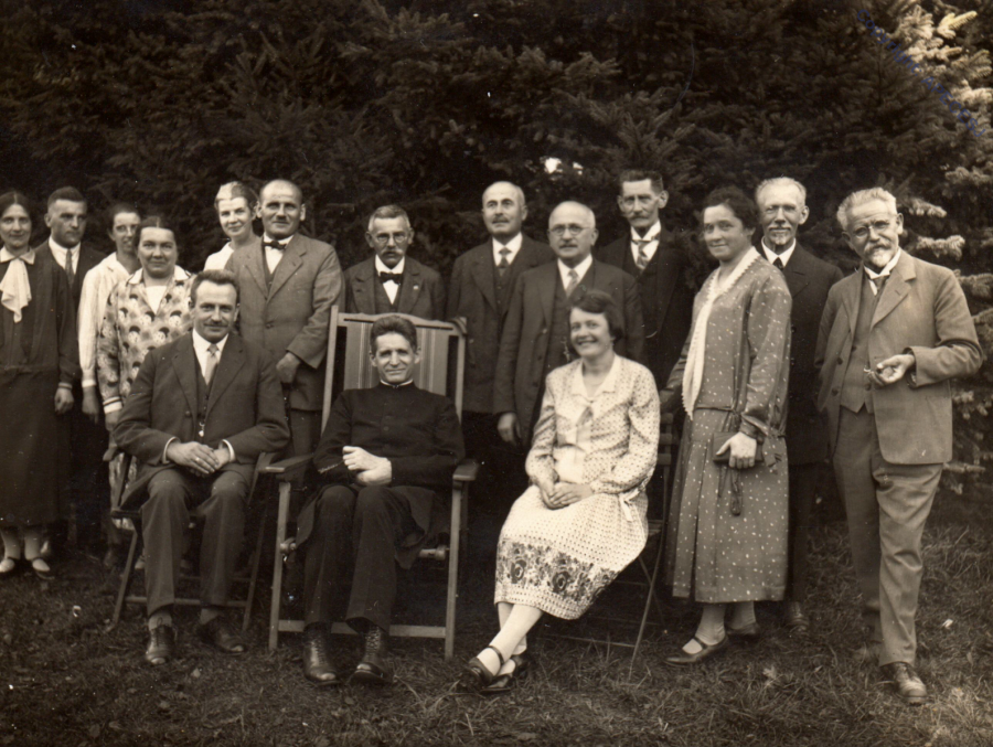 Pater Rupert Mayer mit Helferkrei