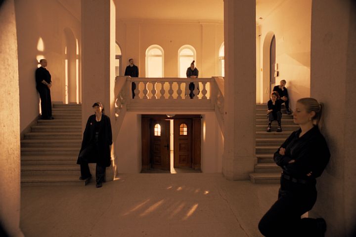 Menschen im Treppenhaus in Ausschnitt aus Begleitfilm zu Theaterstück "Welcome to Paradise"