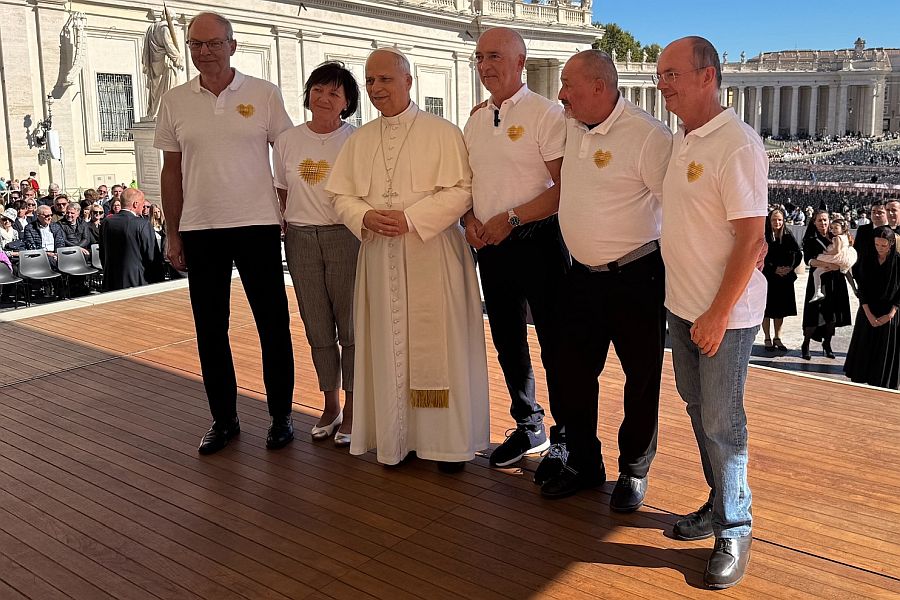 Der Betroffenenbeirat bei der Audienz mit Papst Leo XIV. auf dem Petersplatz in Rom