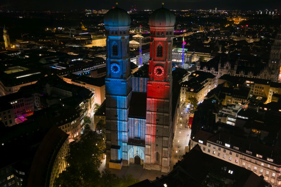 Die in den Farben der bayerischen Klimastreifen angestrahlte Münchner Frauenkirche
