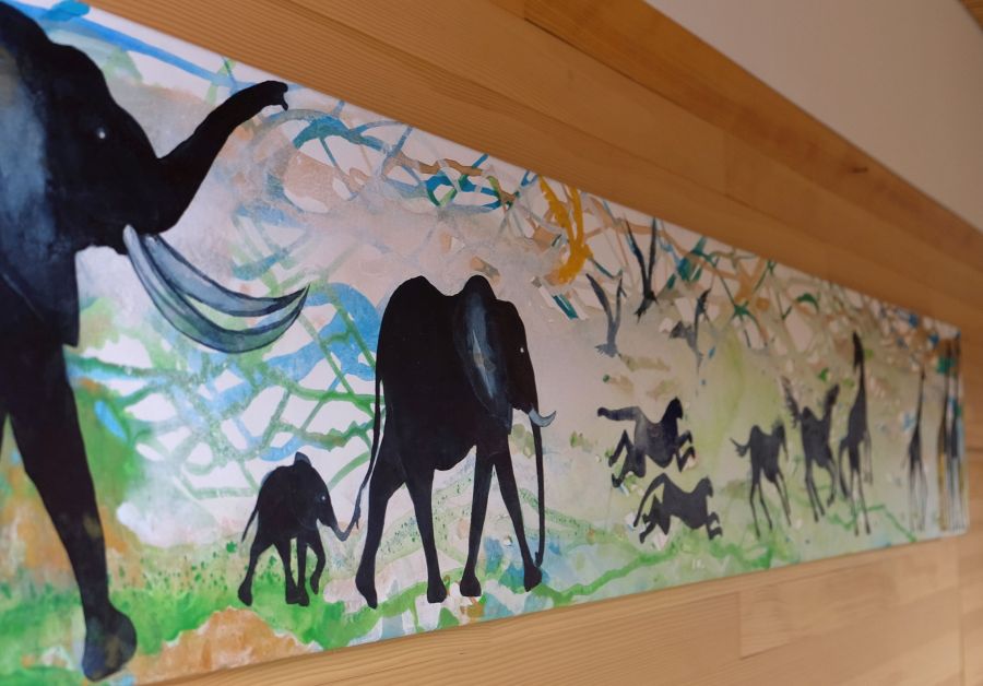 Das Gemälde "Tierfries Zabana" von Anja Verbeek von Loewis in der Pater-Rupert-Mayer-Schule
