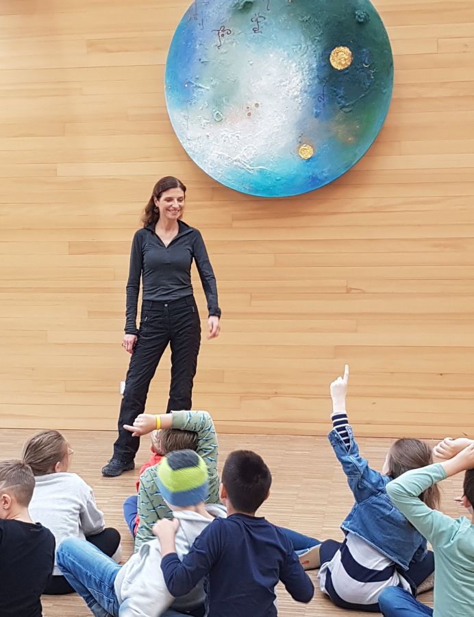 Anja Verbeek von Loewis vor Schülern in der Aula der Pater-Rupert-Mayer-Volksschule in Pullach