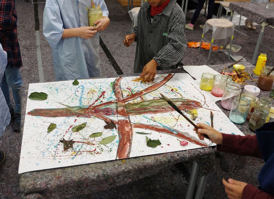 Schüler malen ein Bild beim Kunstprojekttag in der Pater-Rupert-Mayer-Volksschule
