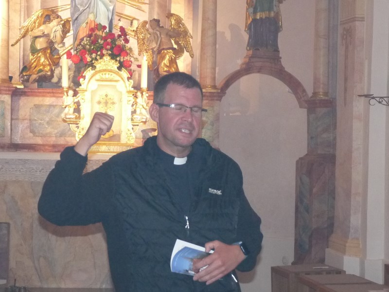 Pfarrer Michael Seifert bei der Vorstellung der Kirche