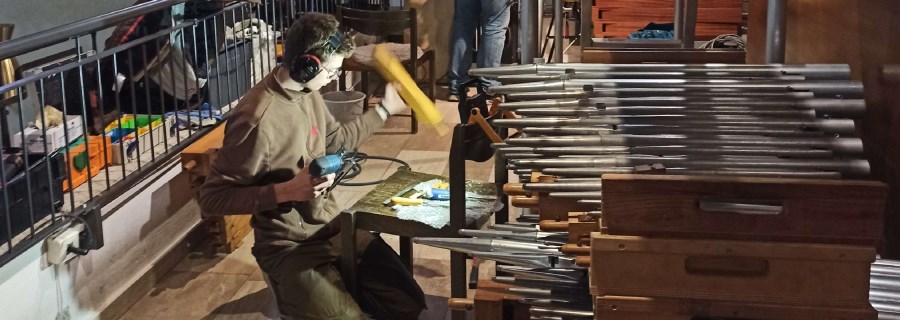 Bild von der Orgelreparatur mit Handwerker