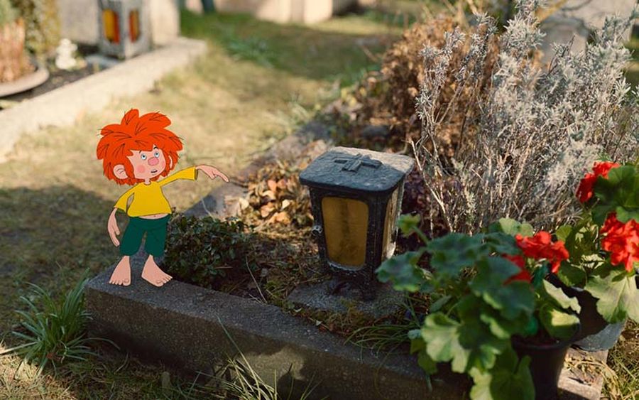 Pumuckl am Grab von Meister Eder