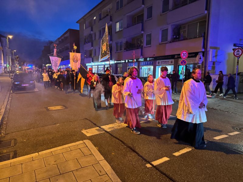 Lichterprozession auf dem Weg durch die Planegger Straße