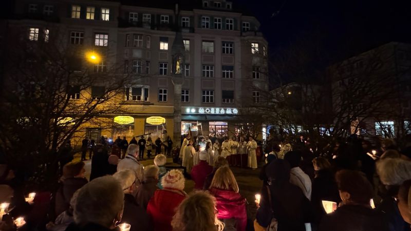 Blick auf den Pasinger Marienplatz mit vielen betenden Menschen