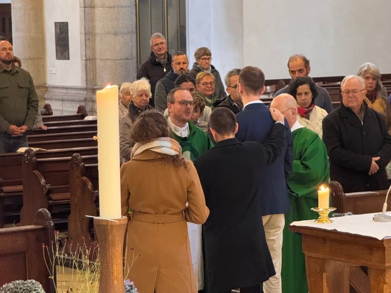 Blick auf Tauf- und Firmbewerber sowie Paten von hinten