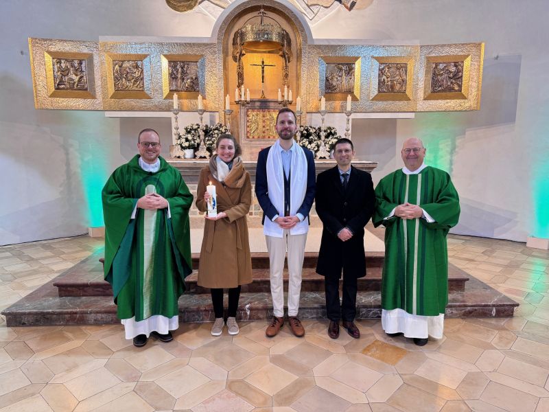 Gruppenbild mit Tauf- und Firmbewerber, Paten sowie Zelebranten nach dem Gottesdienst