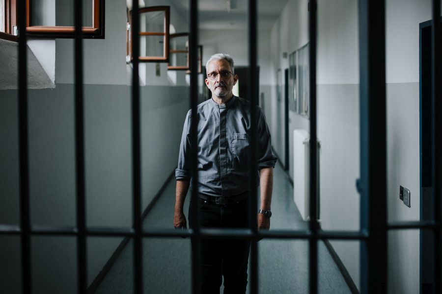 Gefängnisseelsorger Oskar Ehehalt auf einem Gang hinter Gittern in der Justizvollzugsanstalt Garmisch-Partenkirchen