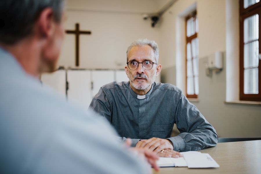 Gefängnisseelsorger Oskar Ehehalt im Gespräch mit einem Gefangenen in der Justizvollzugsanstalt Garmisch-Partenkirchen