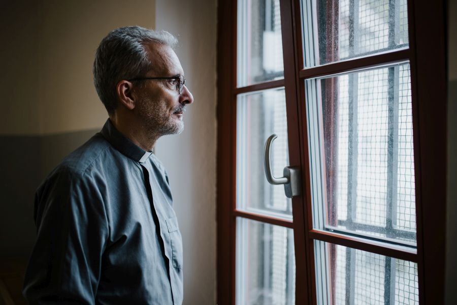 Gefängnisseelsorger Oskar Ehehalt am Fenster der Justizvollzugsanstalt Garmisch-Partenkirchen