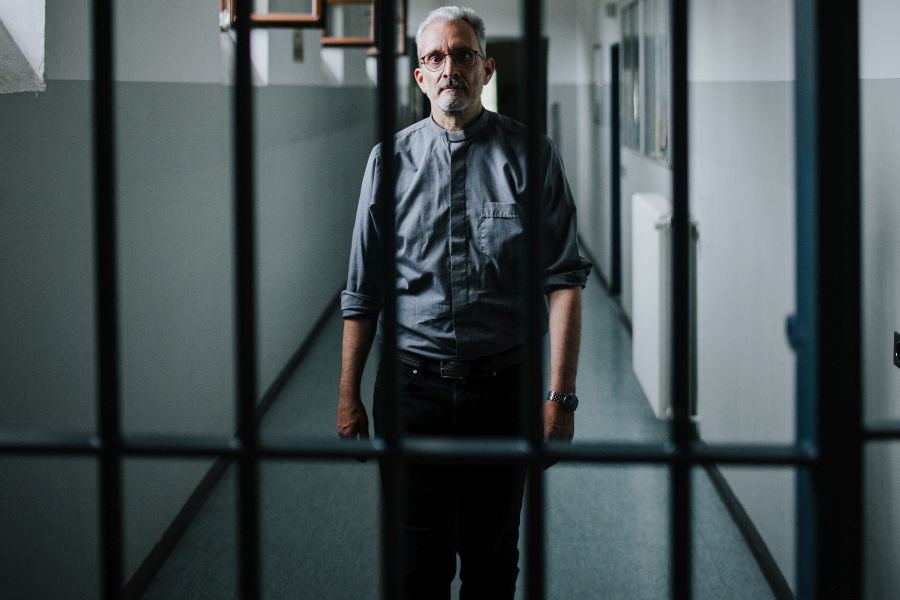 Gefängnisseelsorger Oskar Ehehalt in einem Gang hinter Gittern in der Justizvollzugsanstalt Garmisch-Partenkirchen