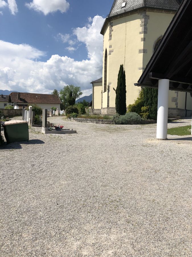 Kiesweg auf dem Friedhof von Mariä Himmelfahrt in Feldkirchen